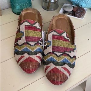 Universal Thread Clogs